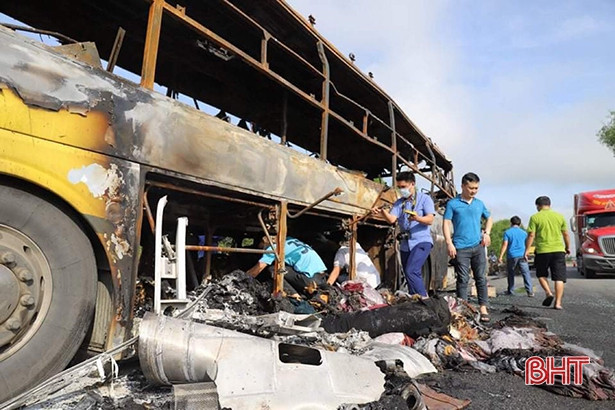 Xe giường nằm cháy trơ khung trên tuyến tránh TP Hà Tĩnh
