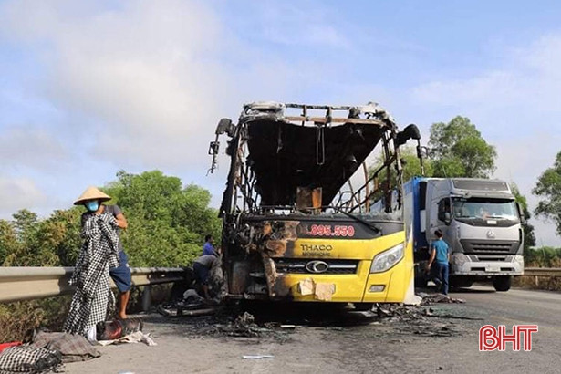 Xe giường nằm cháy trơ khung trên tuyến tránh TP Hà Tĩnh