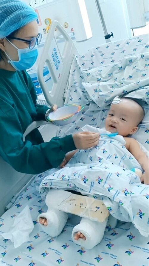 Trúc Nhi, Diệu Nhi bắt đầu ăn cháo ảnh 1 Trúc Nhi, Diệu Nhi bắt đầu ăn cháo
