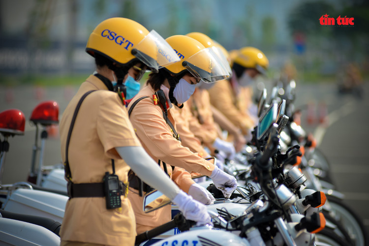 Những “bóng hồng” CSGT trình diễn điêu luyện mô tô phân khối lớn