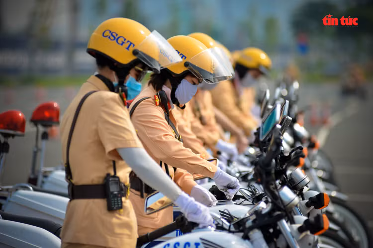 Những “bóng hồng” CSGT trình diễn điêu luyện mô tô phân khối lớn