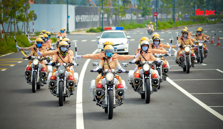 Những “bóng hồng” CSGT trình diễn điêu luyện mô tô phân khối lớn