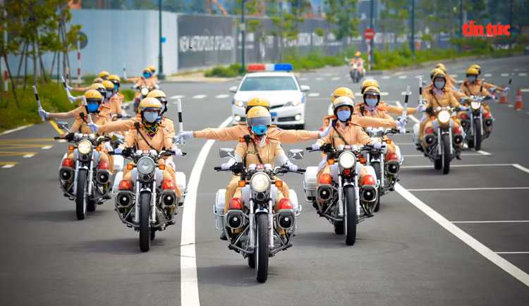 Những “bóng hồng” CSGT trình diễn điêu luyện mô tô phân khối lớn