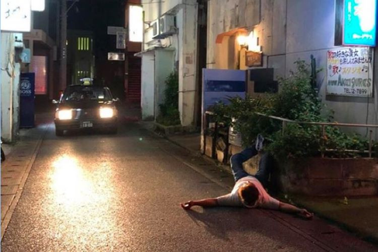Kỳ lạ sở thích nằm ngủ giữa đường của người dân Nhật Bản ở Okinawa