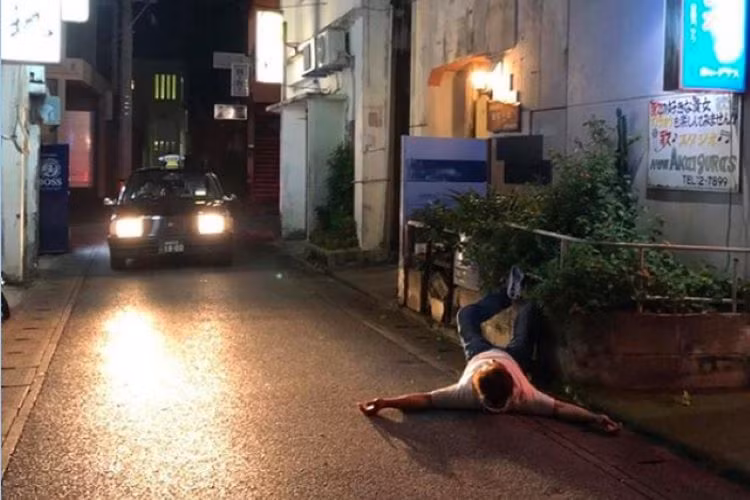 Kỳ lạ sở thích nằm ngủ giữa đường của người dân Nhật Bản ở Okinawa
