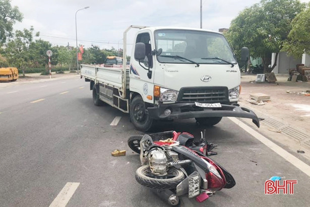 Đấu đầu xe tải trên đường phố Hà Tĩnh, người đi xe máy bị thương