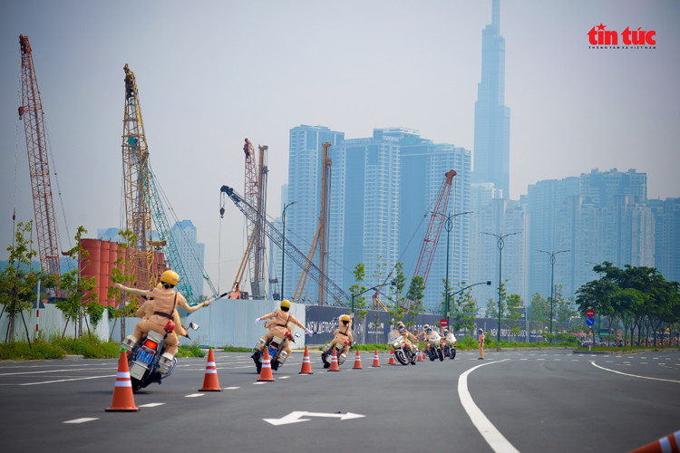 Những “bóng hồng” CSGT trình diễn điêu luyện mô tô phân khối lớn