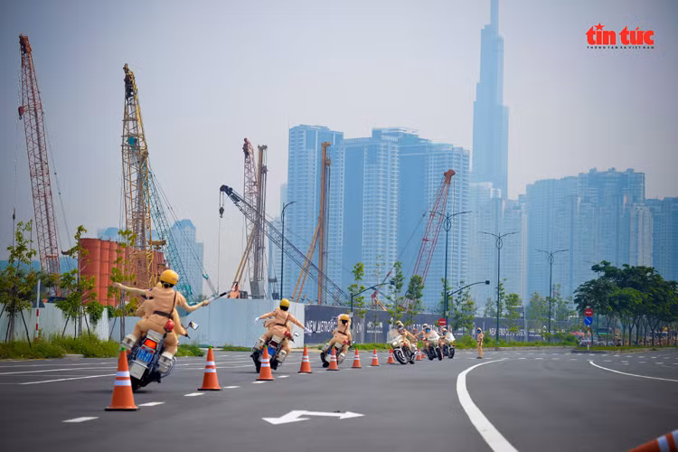 Những “bóng hồng” CSGT trình diễn điêu luyện mô tô phân khối lớn