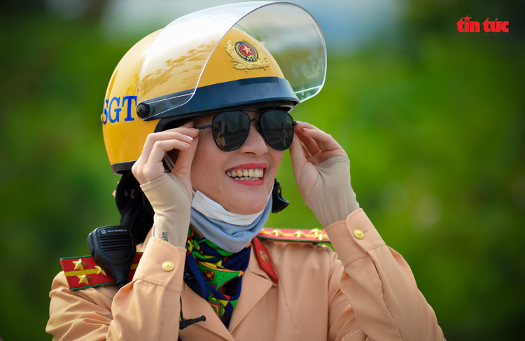 Những “bóng hồng” CSGT trình diễn điêu luyện mô tô phân khối lớn