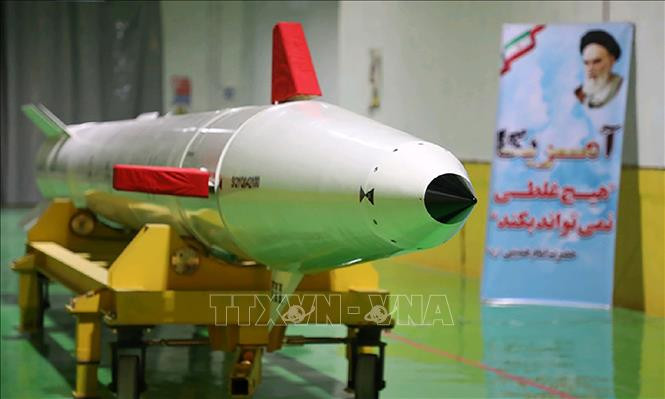 Iran ra mắt tên lửa đạn đạo và tên lửa tầm thấp tự chế tạo
