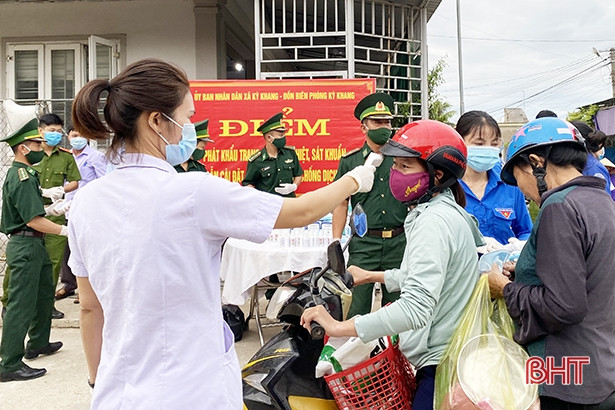 Chiến sỹ biên phòng tuyên truyền, hỗ trợ người dân Kỳ Khang phòng, chống Covid-19