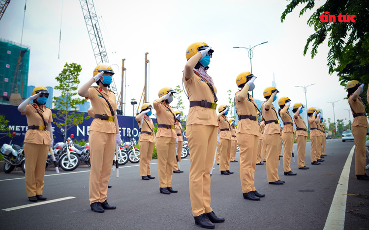 Những “bóng hồng” CSGT trình diễn điêu luyện mô tô phân khối lớn