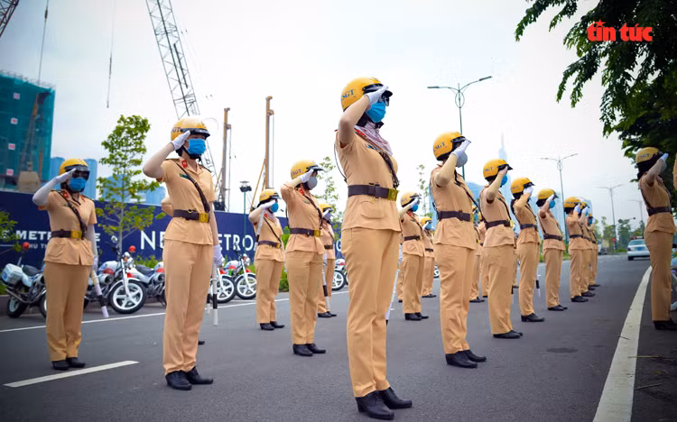 Những “bóng hồng” CSGT trình diễn điêu luyện mô tô phân khối lớn