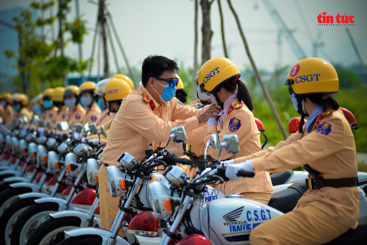 Những “bóng hồng” CSGT trình diễn điêu luyện mô tô phân khối lớn