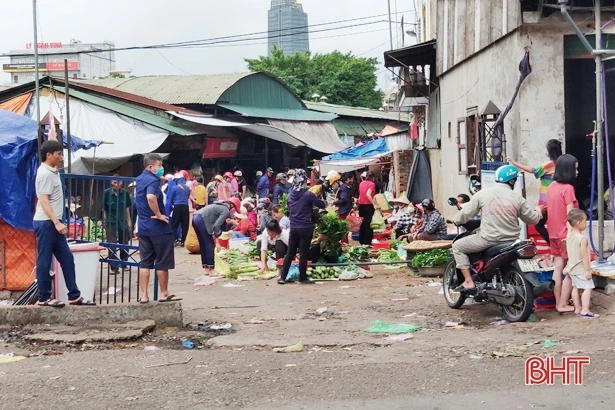 Một bộ phận người dân Hà Tĩnh còn lơ là trong phòng, chống Covid-19 nơi công cộng