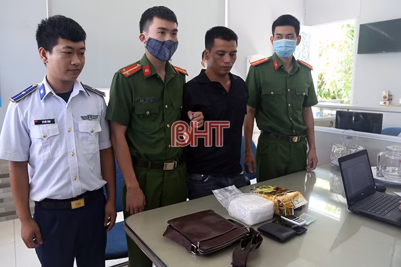 Hà Tĩnh: Bắt đối tượng vận chuyển 1kg ma túy đá trên đường đi tiêu thụ