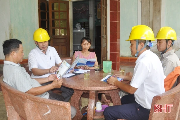Điện lực Hà Tĩnh tuyên truyền, cảnh báo các nguy cơ tai nạn điện trong mùa mưa bão