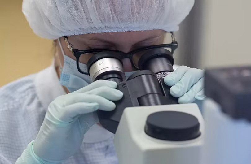 Cận cảnh quy trình sản xuất vaccine Covid-19 của Nga