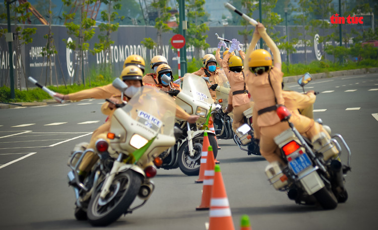 Những “bóng hồng” CSGT trình diễn điêu luyện mô tô phân khối lớn