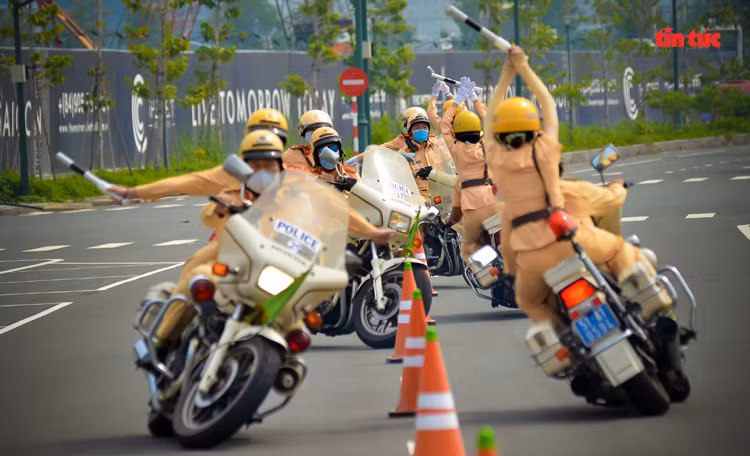Những “bóng hồng” CSGT trình diễn điêu luyện mô tô phân khối lớn