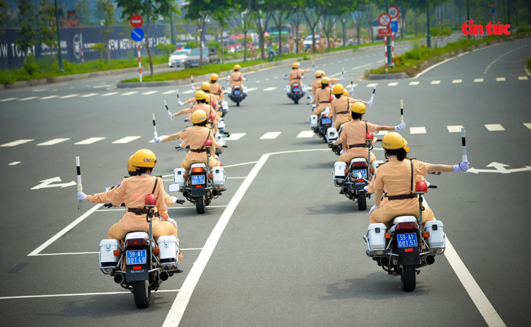 Những “bóng hồng” CSGT trình diễn điêu luyện mô tô phân khối lớn