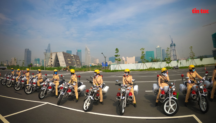 Những “bóng hồng” CSGT trình diễn điêu luyện mô tô phân khối lớn