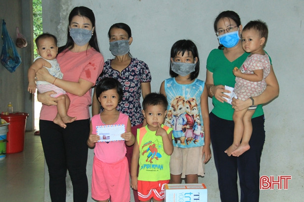 Trao hơn 40 triệu đồng bạn đọc Báo Hà Tĩnh ủng hộ mẹ con chị Lê Thị Xuân