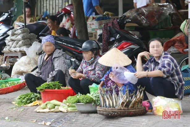 Một bộ phận người dân Hà Tĩnh còn lơ là trong phòng, chống Covid-19 nơi công cộng
