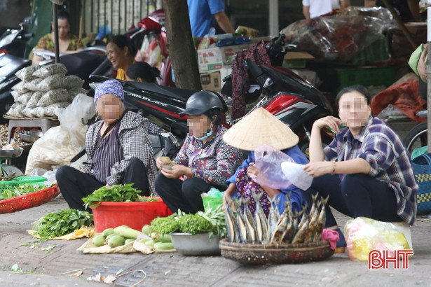Một bộ phận người dân Hà Tĩnh còn lơ là trong phòng, chống Covid-19 nơi công cộng