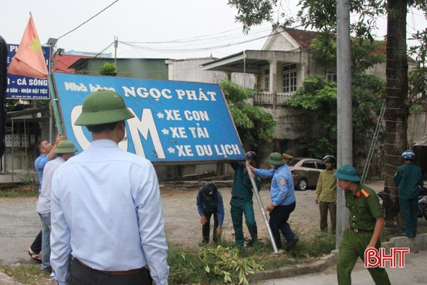 Can Lộc ra quân xử lý vi phạm hành lang ATGT trên Quốc lộ 1A, Tỉnh lộ 548