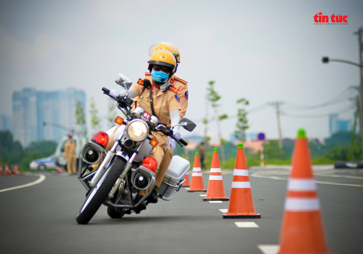 Những “bóng hồng” CSGT trình diễn điêu luyện mô tô phân khối lớn