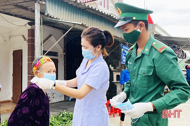 Chiến sỹ biên phòng tuyên truyền, hỗ trợ người dân Kỳ Khang phòng, chống Covid-19