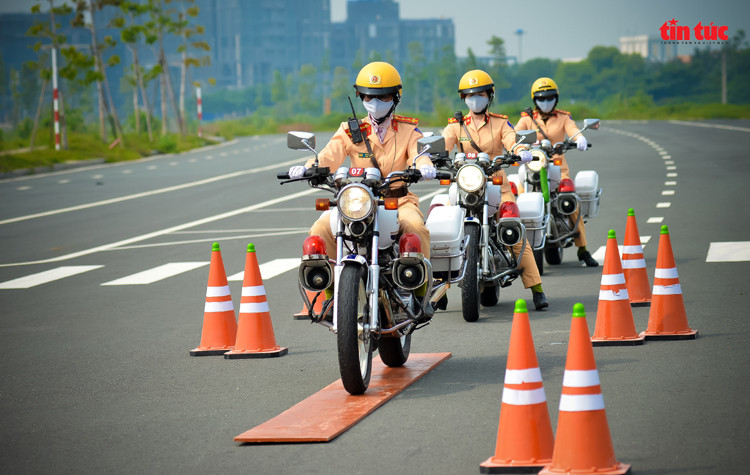 Những “bóng hồng” CSGT trình diễn điêu luyện mô tô phân khối lớn