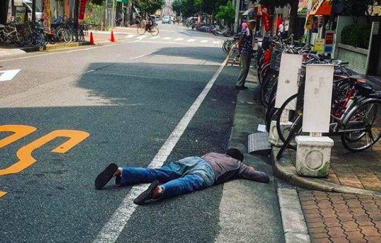 Kỳ lạ sở thích nằm ngủ giữa đường của người dân Nhật Bản ở Okinawa