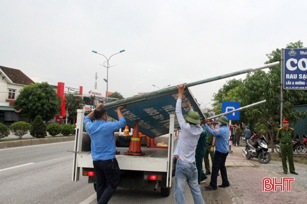 Can Lộc ra quân xử lý vi phạm hành lang ATGT trên Quốc lộ 1A, Tỉnh lộ 548