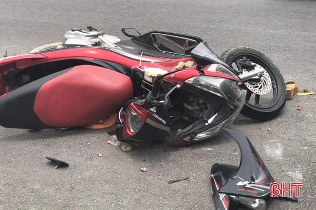 Đấu đầu xe tải trên đường phố Hà Tĩnh, người đi xe máy bị thương