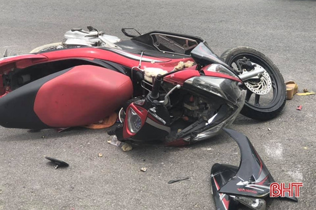 Đấu đầu xe tải trên đường phố Hà Tĩnh, người đi xe máy bị thương