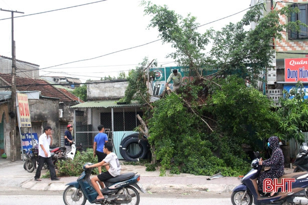 Can Lộc ra quân xử lý vi phạm hành lang ATGT trên Quốc lộ 1A, Tỉnh lộ 548