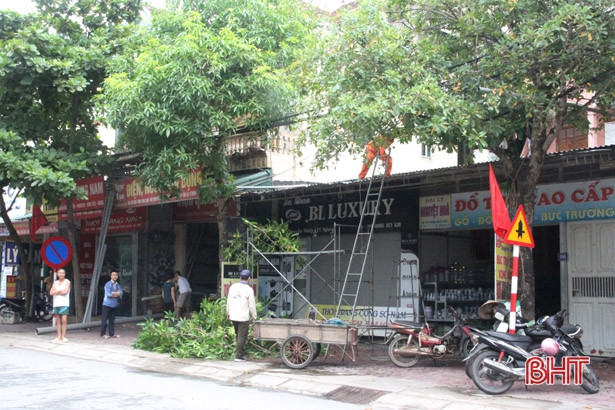 Can Lộc ra quân xử lý vi phạm hành lang ATGT trên Quốc lộ 1A, Tỉnh lộ 548