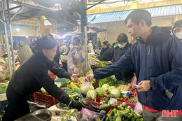 Giá rau tăng "phi mã" do mưa lũ 