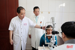 Bệnh viện Trung ương Huế khám, cấp phát thuốc miễn phí cho người dân ở Hà Tĩnh