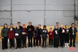 Chủ tịch Hội Người cao tuổi Việt Nam tặng quà các cụ tại Trung tâm Bảo trợ xã hội