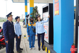 Lực lượng quản lý thị trường Hà Tĩnh đồng loạt kiểm tra các cửa hàng xăng dầu