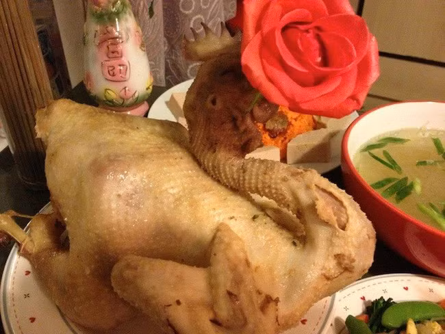 vi sao ga cung giao thua luon phai ngam bong hoa hong do