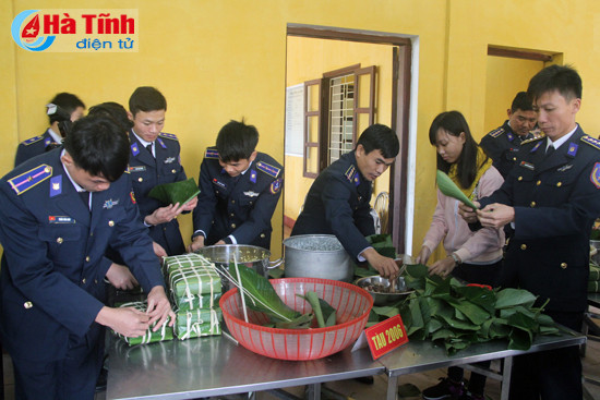cung linh canh sat bien thi goi banh chung ngay tet