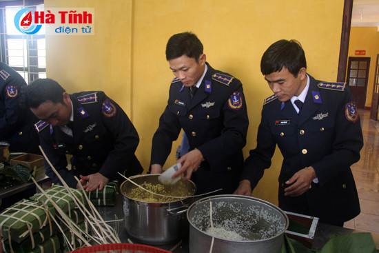 cung linh canh sat bien thi goi banh chung ngay tet