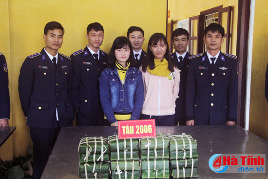 cung linh canh sat bien thi goi banh chung ngay tet