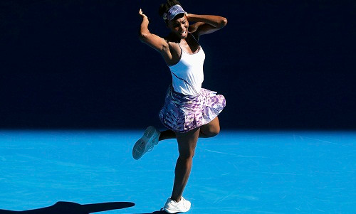 Venus nhảy múa dưới nắng để mừng chiến thắng. Ảnh: Reuters. chi em nha williams cham tran nhau o chung ket australia mo rong