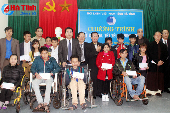 tuoi tre ha tinh trao gan 23 nghin suat qua tet cho nguoi ngheo