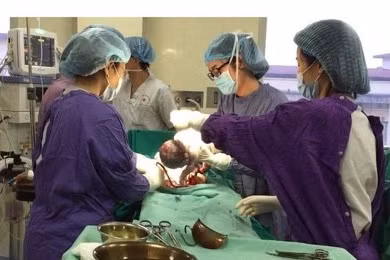 hy huu cuu song va giu thai thanh cong cho san phu bi suy tim phong dong mach chu nguc